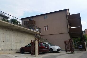 آپارتمانهای توریستها Villa Lav Costa S