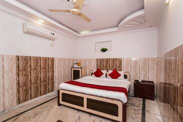 Hotel The Banquet By Oyo Rooms