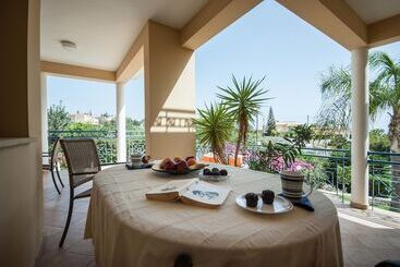 Жильё для туристов Coral Sun Villas