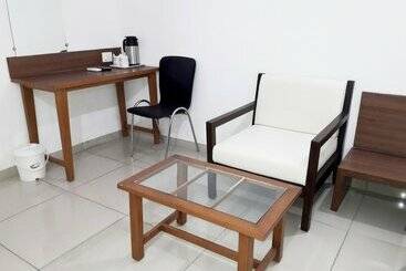 בית מלון כפרי Ashray Inn Express