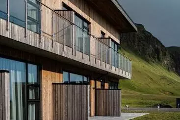 هتل آپارتمان Black Beach Suites