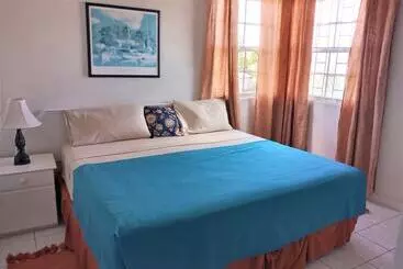 آپارتمان‌های توریست‌ها Cumber's Tropical Apartments