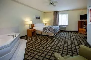 בית מלון כפרי Baymont By Wyndham Mackinaw City