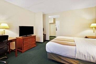 فندق La Quinta Inn By Wyndham Detroit Canton