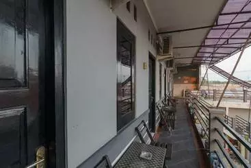 Hotel Reddoorz Syariah Near Ciledug Station