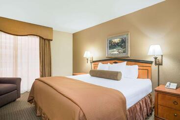 Ramada By Wyndham Plymouth Hotel & Conference Center