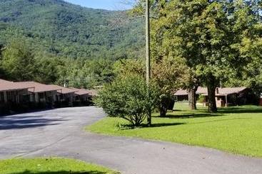 Tanglewood Motel And Log Cabins