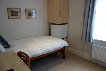 Bed and Breakfast Hatsue Guest House