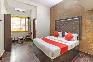 ホテル Pavithra Deluxe Lodge