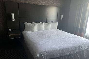 فندق Best Western Plus Rama Inn & Suites