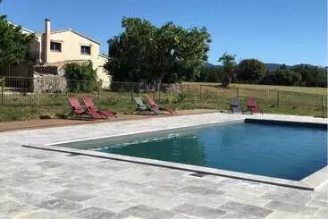 Bed & Breakfast Domaine Les Bayles Chambres D Hôtes