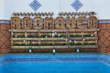 هتل Roomqueo Only Adults