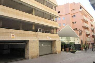 Breeze Aparthotel By Parrot`s House