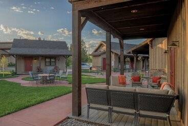 הוסטל Golden Stone Inn