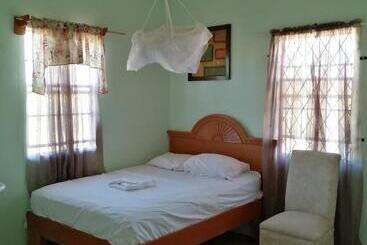 تختخواب و صبحانه Ms. Holder's Comfort Villa