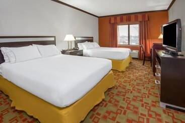 هتل Holiday Inn Express Cleveland Airport   Brook Park, An Ihg