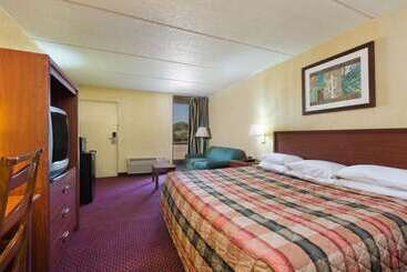 בית מלון כפרי Knights Inn Brenham