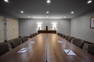 Отель Staybridge Suites Holland By Ihg