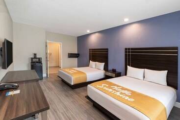Отель Days Inn & Suites By Wyndham La Porte