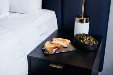 Midnight Hotel, Autograph Collection