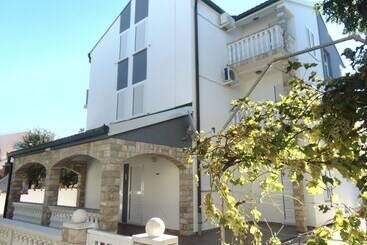 관광객 아파트 Apartment Complex Sunset