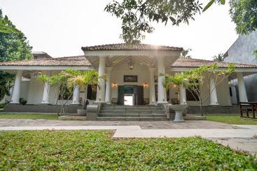 민박 Pinipahana Walauwa Resort & Villa