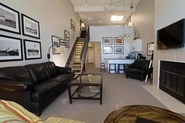 فندق Edgewater Inn  Charlevoix