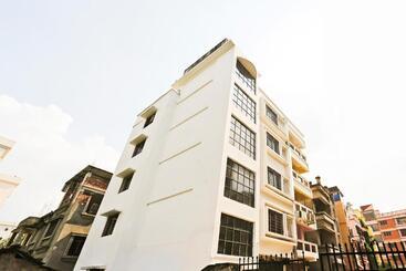 Hotel O Red Velvet Inn Near Chinar Park,airport