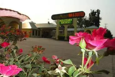 Motell Golden Manor Inn & Suites