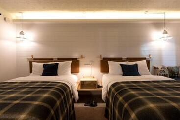 فندق على الطريق Short Stories