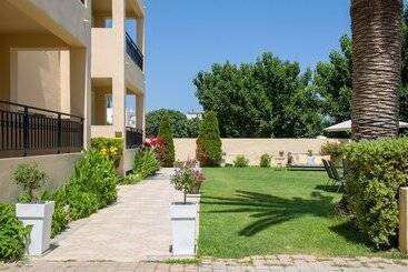 Hotel Gianthea Studios And Apt