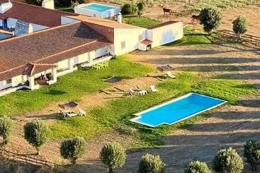 Mökkimajoitus Oliveirinha Country House