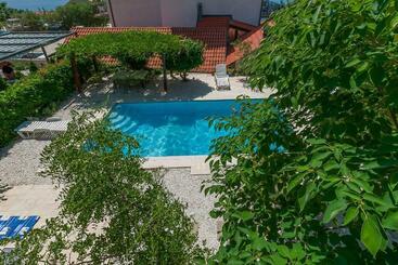 דירות לתיירים Apartments Ljiljana