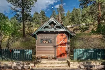 Отель Highland Haven Creekside Inn