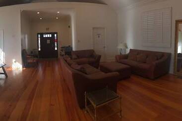 آپارتمان‌های توریست‌ها Alecia B&b