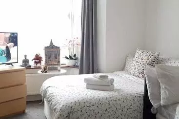Pensió Harlington Apartments
