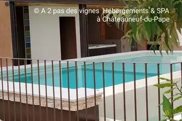 Turist apartmanları A 2 Pas Des Vignes, Hébergements Et Spa, Maison Numéro 11 à Châteauneuf Du Pape