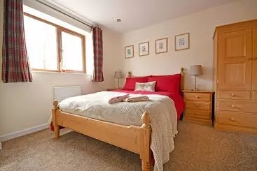 Bright, Tranquil Cottage