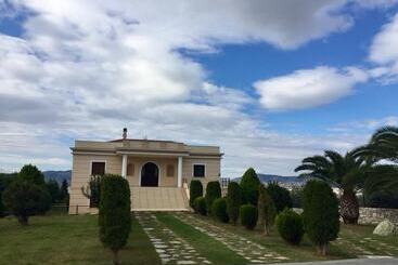 آپارتمانهای توریستها Luxury Villa Thea