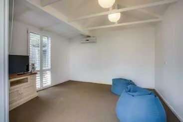 관광객 아파트 Cute Cottage On Cain   Beach At End Of Street