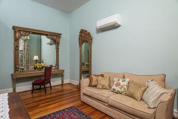 ホテル Ironclad Inn & Bourbon Room