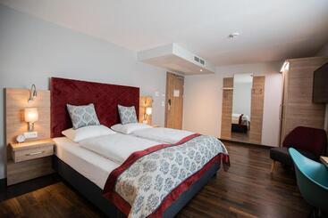 هتل Elefant Family Business