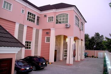 Queensgate Continental Hotel And Suites