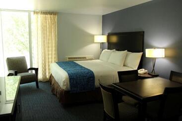Travelodge By Wyndham Water S Edge Hotel   Racine