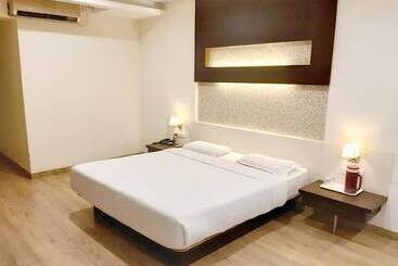 هتل Adarsha Palace