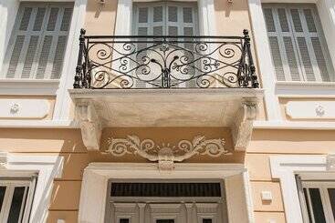 هتل آپارتمان Step One   Luxury Suites Right In The Heart Of Acropolis Next To Metro Station