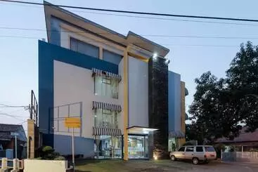 Hotel Reddoorz Plus @ Tuparev Cirebon