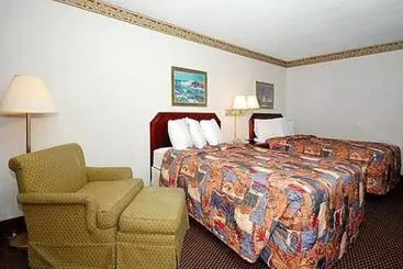 Отель Econo Lodge Chicopee