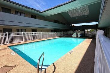 فندق Red Roof Inn & Suites Irving – Dfw Airport South