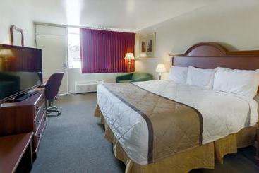 هتل Travelodge By Wyndham Lynchburg